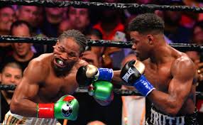 A split decision occurs when two judges pick the same fighter as the winner, while the third judge decides that the opposite fighter won. Errol Spence Jr Rallies To Outpoint Shawn Porter By Split Decision In A Welterweight Classic The Ring