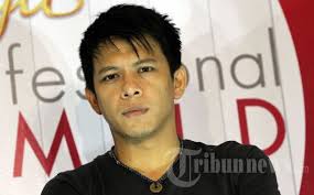 http://artisterpanas.blogspot.com/2013/02/sensasi-ariel-noah.html