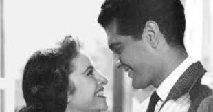 آمال فريد، وعبد السلام النابلسي. Ø¨Ø§Ù„ØµÙˆØ± Ø£Ù‡Ù… Ø§Ù„Ù…Ø­Ø·Ø§Øª Ø§Ù„ÙÙ†ÙŠØ© ÙÙ‰ Ø­ÙŠØ§Ø© Ø§Ù„Ø£Ø³Ø·ÙˆØ±Ø© Ø¹Ù…Ø± Ø§Ù„Ø´Ø±ÙŠÙ ÙÙ‰ Ø°ÙƒØ±Ù‰ Ø§Ù„Ø£Ø±Ø¨Ø¹ÙŠÙ† Ø±ÙˆÙ…Ø§Ù†Ø³ÙŠØªÙ‡ ÙÙ‰ Ù†Ù‡Ø± Ø§Ù„Ø­Ø¨ Ù…Ø¹ ÙØ§ØªÙ† Ø­Ù…Ø§Ù…Ø© ÙÙ‰ Ø¨ÙŠØªÙ†Ø§ Ø±Ø¬Ù„ Ùˆ Ø­Ø³Ù† ÙˆÙ…Ø±Ù‚Øµ ÙŠØ¬Ø³Ø¯Ø§Ù† ÙˆØ·Ù†ÙŠØªÙ‡ ÙˆØ¨Ø±Ø§Ø¡ØªÙ‡ ÙÙ‰ ØµØ±Ø§Ø¹ ÙÙ‰ Ø§Ù„Ù†ÙŠÙ„ Ù…Ø¹