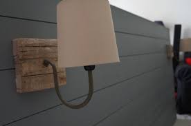 tete de lit fait maison en lambris gris galet collection inspire leroy merlin sur structure tasseaux appli lit en palette tete de lit palette lit palette bois