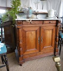 Des baignoires fabriquées avec des matériaux nobles comme le marbre et l'argent décoraient. Meuble De Toilette Ancien Avec Marbre Gamboahinestrosa