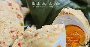 Seringkali jika ke pasar dan melihat bapak tua penjual tahu yang masih berdagang menjajakan tahunya di pukul sebelas siang, hati saya menjadi meleleh. Botok Tahu Telur Asin
