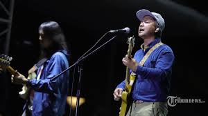 Ada 20 gudang lagu efek rumah kaca cinta melulu terbaru, klik salah satu untuk download lagu mudah dan cepat. Chord Gitar Lagu Cinta Melulu Efek Rumah Kaca Kunci Gitar Mudah Dari D Tribunnews Com Mobile