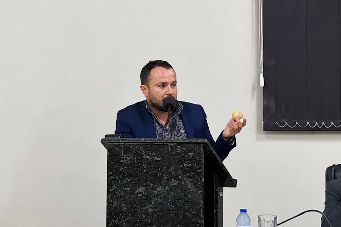 2 toneladas de p&atilde;o de queijo e bebida afrodis&iacute;aca? Vereador de Vila Bela da Sant&iacute;ssima Trindade questiona compra da prefeitura - Primeira P&aacute;gina