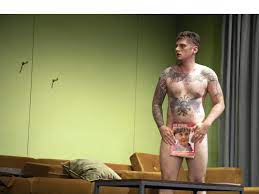 Anklam: Junger Schauspieler nackt auf der Bühne