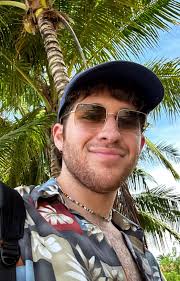 Hiii my name is Billy and I recently moved back to Sarasota! Looking for  girls, gays and theys that wanna be friends ♥️ If you're into thrifting,  nature walks, beach days, shitty