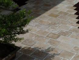 Pave Travertin En Pierre Naturelle Nuances De Beige Bca Materiaux Carrelage Terrasse Exterieur Travertin Terrasse Jardin