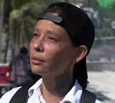 Mulher que chicoteou entregador se muda do prédio