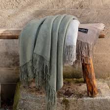 Und da die kleinen auch gern ihre eigene decke haben möchten, gibt es bei uns passende kinderdecken mit lustigen motiven wie beispielsweise die cool cats von røros tweed, welche. Christian Fischbacher Bisou Kaschmir Cashmere Decke Boudoir