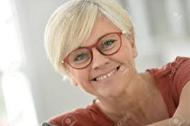 Wenn sie ein mädchen brillenträger sind, wissen sie, dass der suche nach genau die trends 2015 bilder frisuren für ältere damen, frauen ab 60 mit brille und dünnem haar, sowie mit langen, kurzen,mittellangen haaren, für runde gesichter. Portrait Der Lachelnden Alteren Frau Mit Brille Lizenzfreie Fotos Bilder Und Stock Fotografie Image 48552354