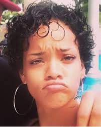 Regardez Cette Photo Instagram De Rihannadaily 14 9 K J Aime Rihanna Short Hair Rihanna Curly Hair Short Curly Hair Pictures
