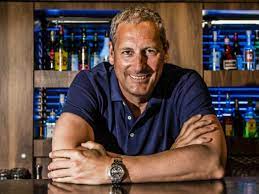 Gert tony hubert verhulst (berchem, 24 januari 1968) is een belgisch televisiepresentator, acteur, zanger, scenarioschrijver en ondernemer.het bekendst is hij vanwege zijn rol als gert in het televisieprogramma samson en gert.hij is een van de oprichters van het amusementsbedrijf studio 100. Gert Verhulst Binnenkort In Een Keer 50 Miljoen Euro Rijker Dit Is Er Aan De Hand Showbizz 24