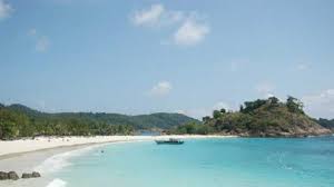 Kondisi jalan masuk telah beraspal dan tersedia kendaraan umum menuju ke tempat ini. Keindahan Pantai Pasir Panjang Di Singkawang