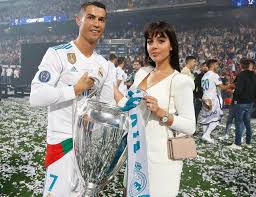 She is best known for being the girlfriend of portuguese professional footballer cristiano ronaldo. Bei Gucci Kennengelernt Georgina Uber Ihre Liebe Zu Weltstar Ronaldo Real Total
