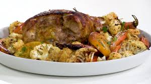 Pulpa superioara de curcan, 100 g masline verzi umplute cu gogosar, 1 ceapa patrunjel verde, 2 catei de usturoi, sare si piper. Margot GÄteÈte PulpÄ De Curcan Cu Legume La Cuptor Youtube