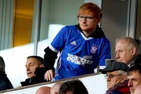 Der newcastle united football club (auch bekannt als the magpies und the toon) ist ein englischer fußballverein aus newcastle upon tyne im nordosten des landes. Ed Sheeran To Be Ipswich Town Shirt Sponsor Hints At New Albums Tour