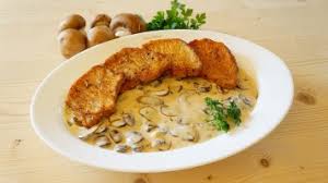 243 kcal, proteines 27 g, glucides 0 g, lipides 15 g, combien de calories dans le rôti de porc ? Cotlet De Porc La Tigaie Cu Sos De Smantana Si Ciuperci Champignon Brune Retete Culinare Cu Dana Valery