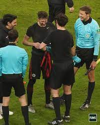 Frankfurt's david abraham (2nd from left) hugs referee manuel gräfe (2nd from right) in the presence of sport director bruno hübner (l). Fums On Twitter Real Recognize Real Abraham Grafe Sges04 Sge Picture Alliance