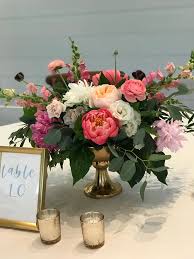 Example Of A Low Floral Centerpiece In Gold Urns For Round Tables Round Wedding Tables Wedding Floral Centerpieces Flower Centerpieces Wedding