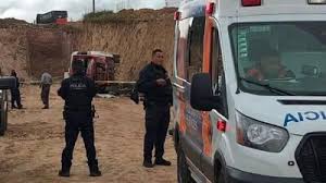 Autobús de las obras del Tren de Pasajeros México-Querétaro vuelca; hay 2 personas muertas y 20 heridos