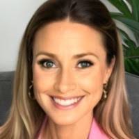 Ashley Linscott's Instagram, Twitter & Facebook