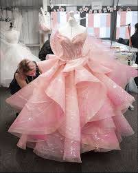 Me alegro de que hayan ido con un vestido rosa para homenajear el vestido  original de Glinda del Mago de Oz. Dado que el rosa es un tono de rojo, y el