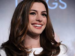 Anne hathaway per esigenze di copione ha tagliato i capelli in un bob corto voluminoso e sbarazzino, perfetto per i capelli ondulati o mossi . Anne Hathaway Storia Di Una Diva In 10 Hair Look Donna Moderna