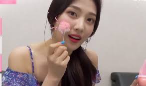 Red velvet's joy reveals the story behind her iconic 2017 mama picture. Red Velvet S Joy Reveals What Is In Her Makeup Pouch Kpopmap