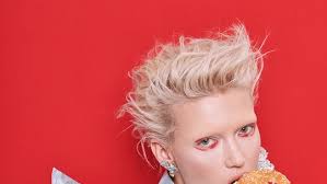 Colcci arma festa em SP e reúne celebridades e fashionistas