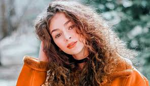 Cortes pelo rizado cara alargada. Los Mejores Cortes De Pelo Rizado Para Caras Estrechas Y Alargadas Cosmo