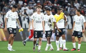 Torcida do Corinthians aponta culpado por queda para o Inter: 'Parabéns'