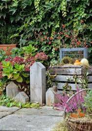 Hof 9 Innenhofpics Im Oktober Und Hagebuttenkranz Diy Garten Diy Garten Vertikaler Garten