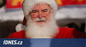 Sahání na prsa a popíjení. Santu vyhodili kvůli „nevhodným“ fotkám