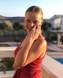 Ποζάρει με μαγιό και φουσκωμένη κοιλιά στο φακό του μπουρδούμη (εικόνα). X U5r Nevumgbm