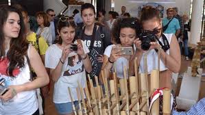 Berasal dari daerah manakah alat musik kolintang (kulintang)? Sejarah Angklung Jenis Dan Cara Memainkan