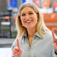 Britt Dekker is getrouwd en zó zag haar sprookjesbruiloft eruit (ja,  inclusief paarden)