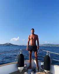 Cristina, estás com o mesmo cabelo de ontem… porquê?, atirou o apresentador. Um Ano Depois De Assumir Romance Em Formentera Ruben Rua Regressa A Ilha E Parece Estar Sozinho Holofote