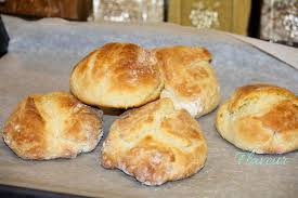 Practic, avem nevoie de doar 5 minute să facem aluatul, încă 5 minute să modelăm chiflele și apoi 30 de minute de lungă așteptare. Chifle Pufoase Cu Oua Flaveur