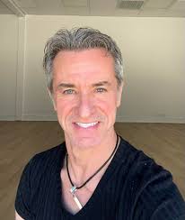 Hey everyone, my name is Kiernan. I am a stretch therapist who just opened  my own business. I'm looking to network with some personal trainers or  fitness professionals that might want to