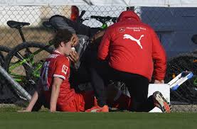 Pavard, tolisso boost bayern away to stuttgart. Und Wieder Hatte Es Die Nase Erwischt Fur Benjamin Pavard War Das Testspiel Des Vfb Vorzeitig Beendet Stuttgarter Nachrichten