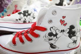 Customized Chucks By Notlikeyou Disney Mickeymouse Converse Disney Schuhe Schuhhandwerk Bemalte Turnschuhe