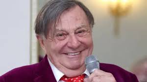 Barry Humphries: Dame Edna Everage comedian dies at 89