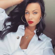 Elsa Foster's Instagram, Twitter & Facebook