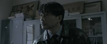 La pluie continuelle, l'écrasant et inhumain décor que sa terrible beauté rend. Une Pluie Sans Fin Critique Qui Se Souvient