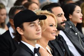Pamela anderson a le cœur brisé. Soiree Monegasque Pour Pamela Anderson Son Fils Et Adil Rami
