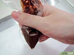Ensuite, former des petites boulettes de pâte à la main, les rouler dans le cacao puis les disposer sur. 3 Manieres De Faire Des Decorations En Chocolat