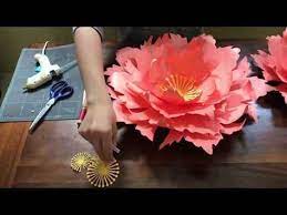 Free Paper Flower Tutorial By Seattle Giant Flowers Cornflower Youtube Paper Flowers Paper Flower Tutorial Paper Flowers Diy