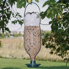 Découvrez comment fabriquer 5 mangeoires à oiseaux avec des objets du quotidien ✅ bouteilles, briques, boîtes de conserve… avec des bouteilles en plastique, des briques de jus de fruit, des boîtes de conserve ou des bouts de cagettes, créez des mangeoires charmantes, colorées et bien. Mangeoires Kit Bouteille Mangeoire Oiseaux Jardin