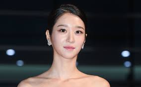 She is in her 30s now and living like a vampire — flauntingly young and charismatic. 2bgaepmwmgnynm
