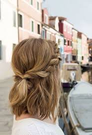 Coiffez vos longs cheveux et faites une entrée spectaculaire avec une coiffure qui saura faire des jalouses. 3 Idees De Coiffures Pour Les Cheveux Mi Longs
